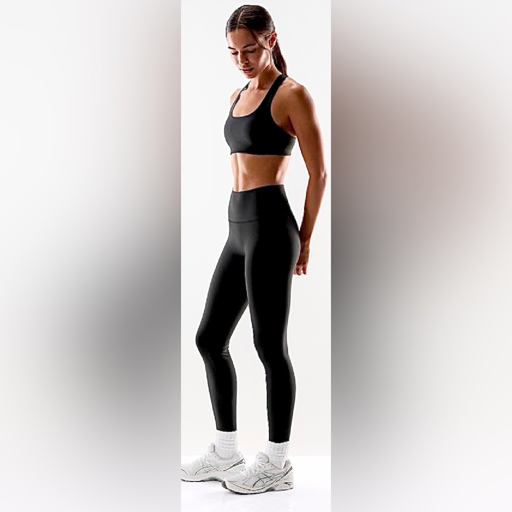 Aritzia Golden Women’s GloTone Shiny Black Leggings High-Rise in size XXS